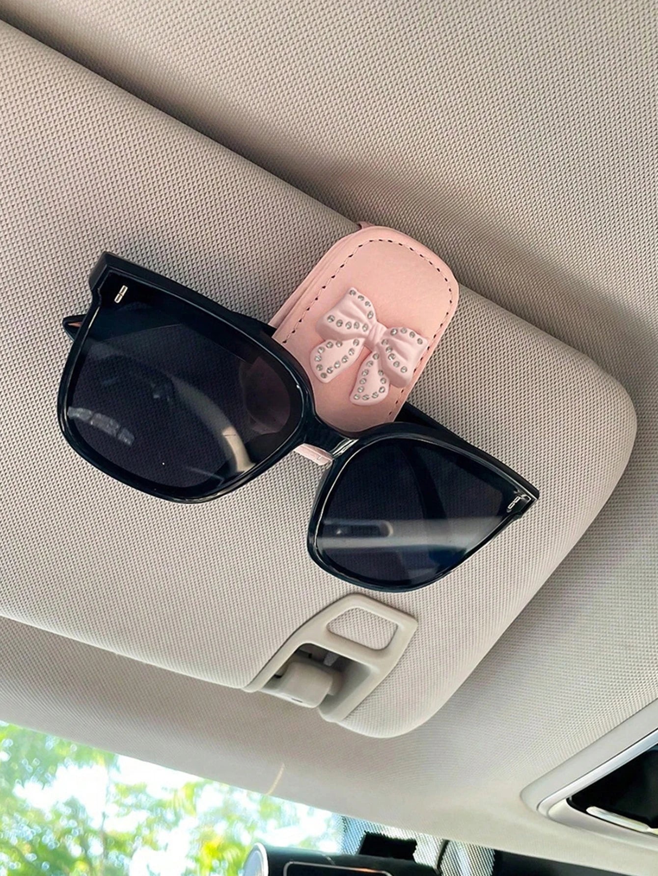 Car sun visor, glasses clip, bow tie with rhinestones